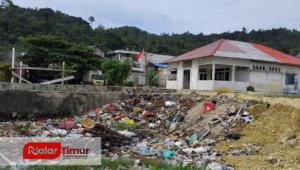 Tak Ada TPS, Warga Terpaksa Buang Sampah di Area Kantor Desa Tepeleo