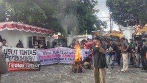 Solidaritas Haltim-Halteng Kembali Geruduk Kediaman Gubernur Maluku Utara di Ternate