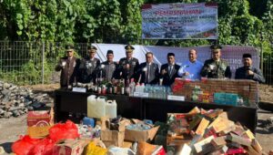 Polres Halteng Musnahkan 1,25 Ton Miras, 1.030 Knalpot Brong, dan 1.198 Slop Rokok Ilegal