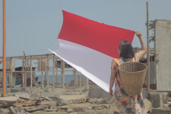 Di Antara Reruntuhan Rumah dan Bendera Merah Putih, Warga Kawasi Sampaikan Penolakan Relokasi